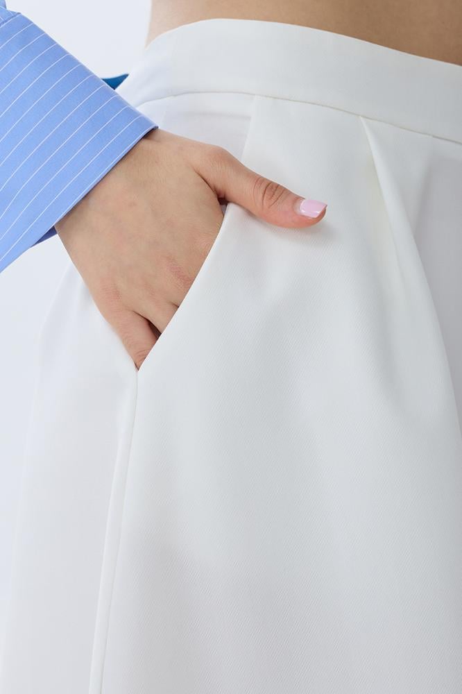 تنورة أوف وايت