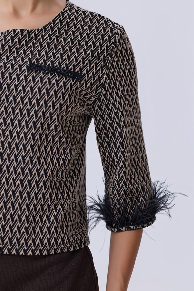 Blouse with elegant feather details