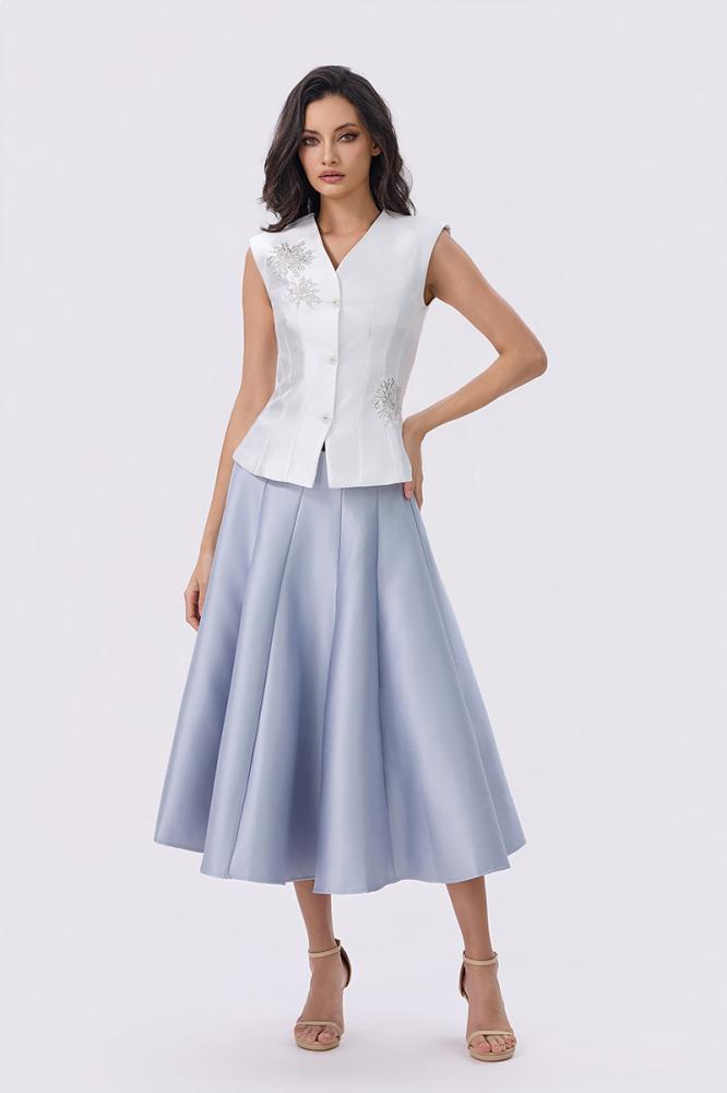 An elegant set with a embroidered vest and a wide midi skirt
