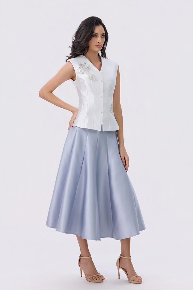 An elegant set with a embroidered vest and a wide midi skirt
