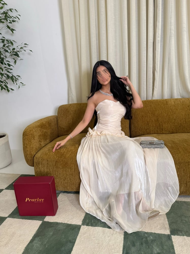 فستان شانتيل الكريمي بكشكش الخصر