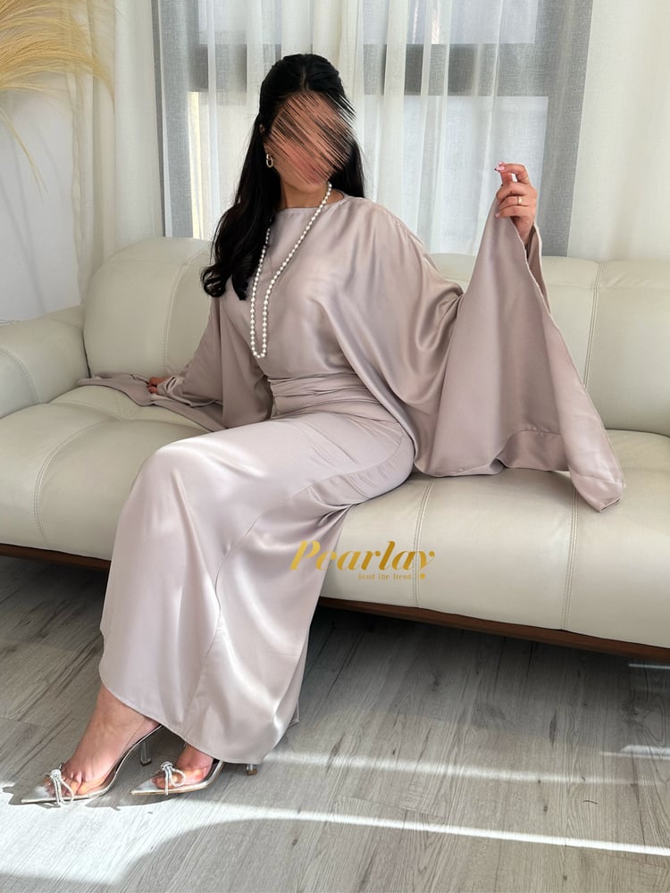 فستان حرير باكمام عريضه