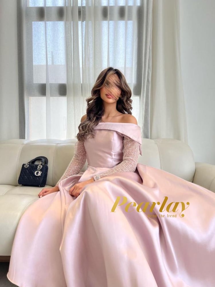 فستان سهرة بأكمام لامعة
