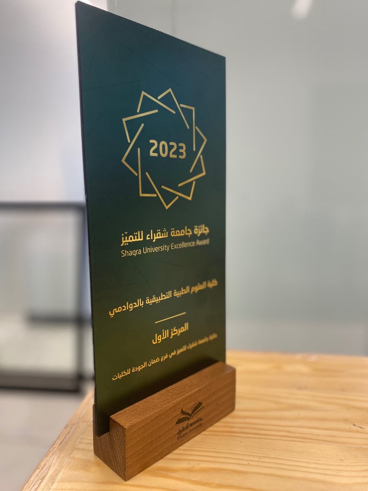 درع زيتي مع قاعدة خشب