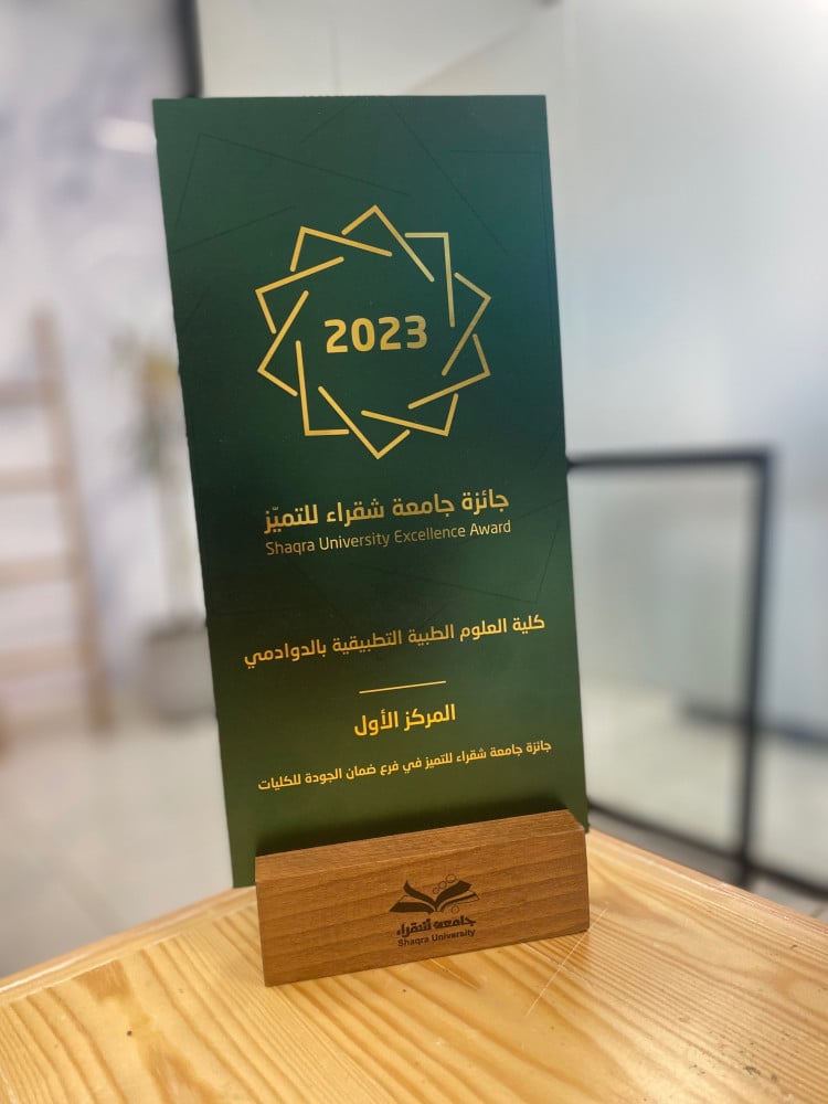 درع زيتي مع قاعدة خشب