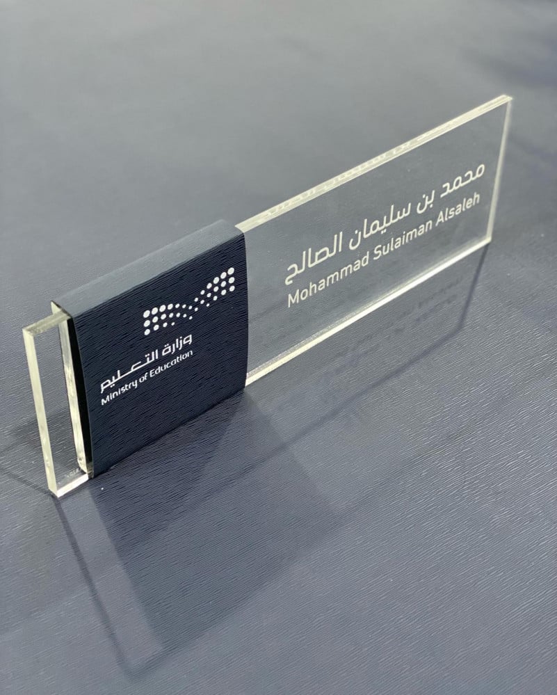 استاند من الكليريك والجلد الفاخر