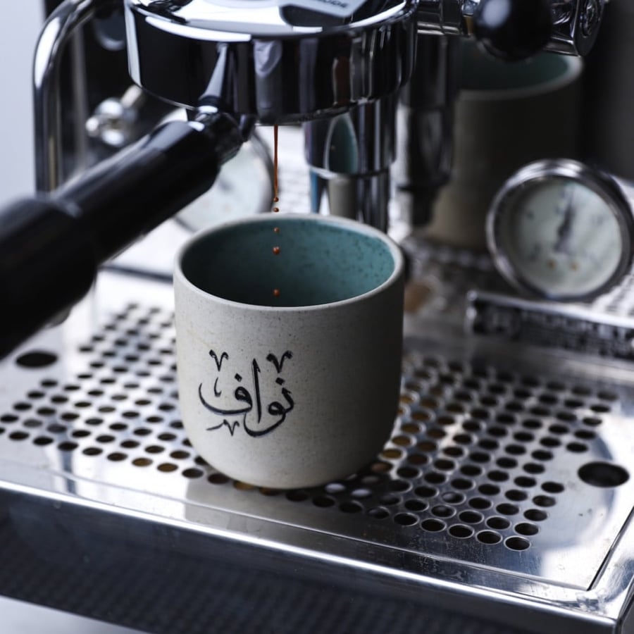 كوب قهوة  مصنوع  بأربعة الوان زاهية  وجميلة من الفخار