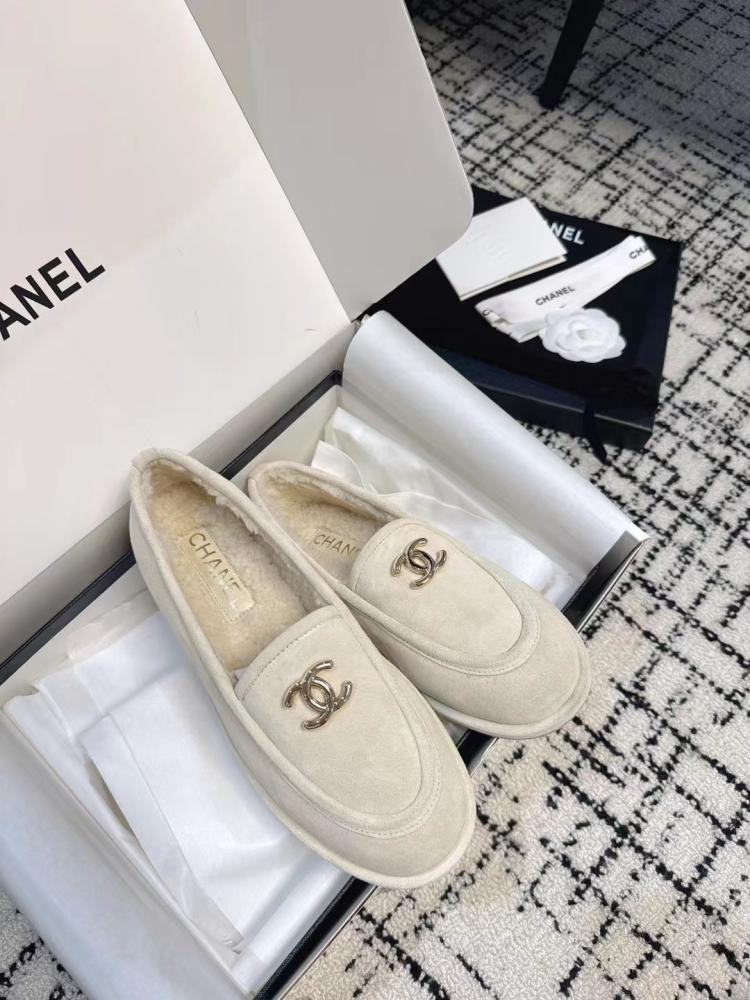 حذاء Chanel loafers مع شعار العلامة في علبة التغليف