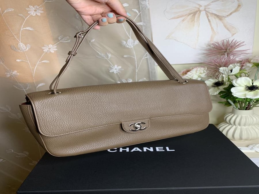 حقيبة يد Chanel بتصميم أفقي وعملي