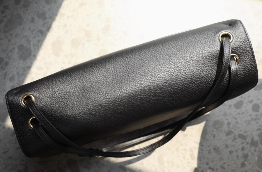 Chanel 38cm حقيبة سوداء بتفاصيل ذهبية