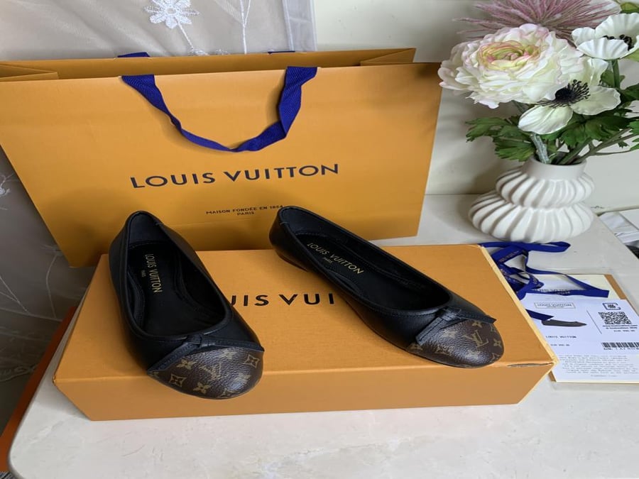 حذاء نسائي Lv 38 أسود بتصميم كلاسيكي مع علبة وحقيبة التسوق