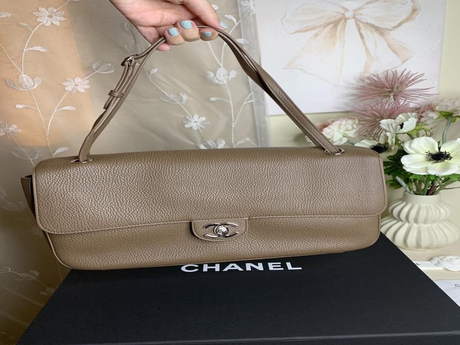 حقيبة Chanel بتصميم جلدي أنيق وحزام كتف متين
