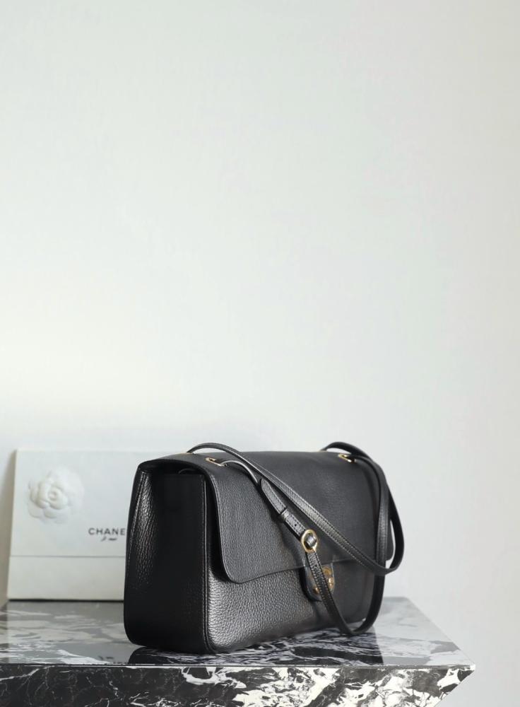 حقيبة كتف Chanel 32cm سوداء بتصميم جلدي فاخر