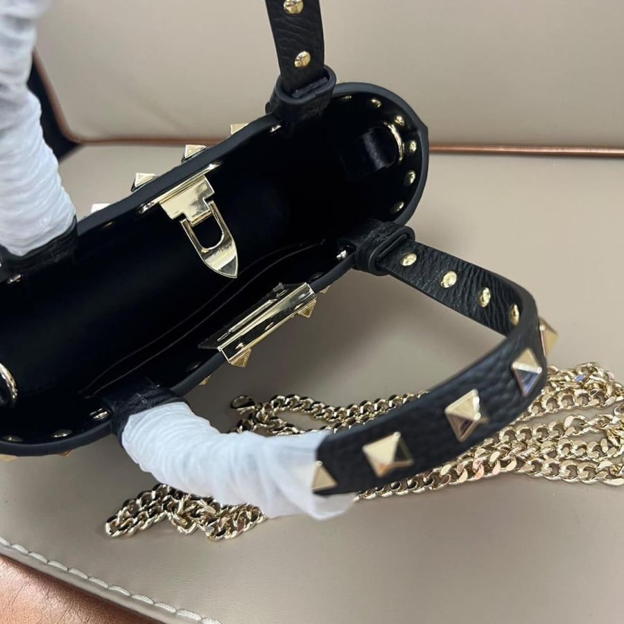 حقيبة Valentino 18cm سوداء بتفاصيل معدنية ذهبية