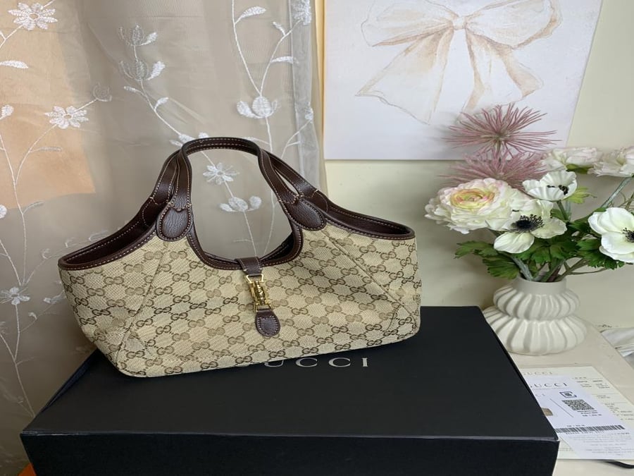 حقيبة Gucci 35cm بمقابض بنية وتفاصيل ذهبية