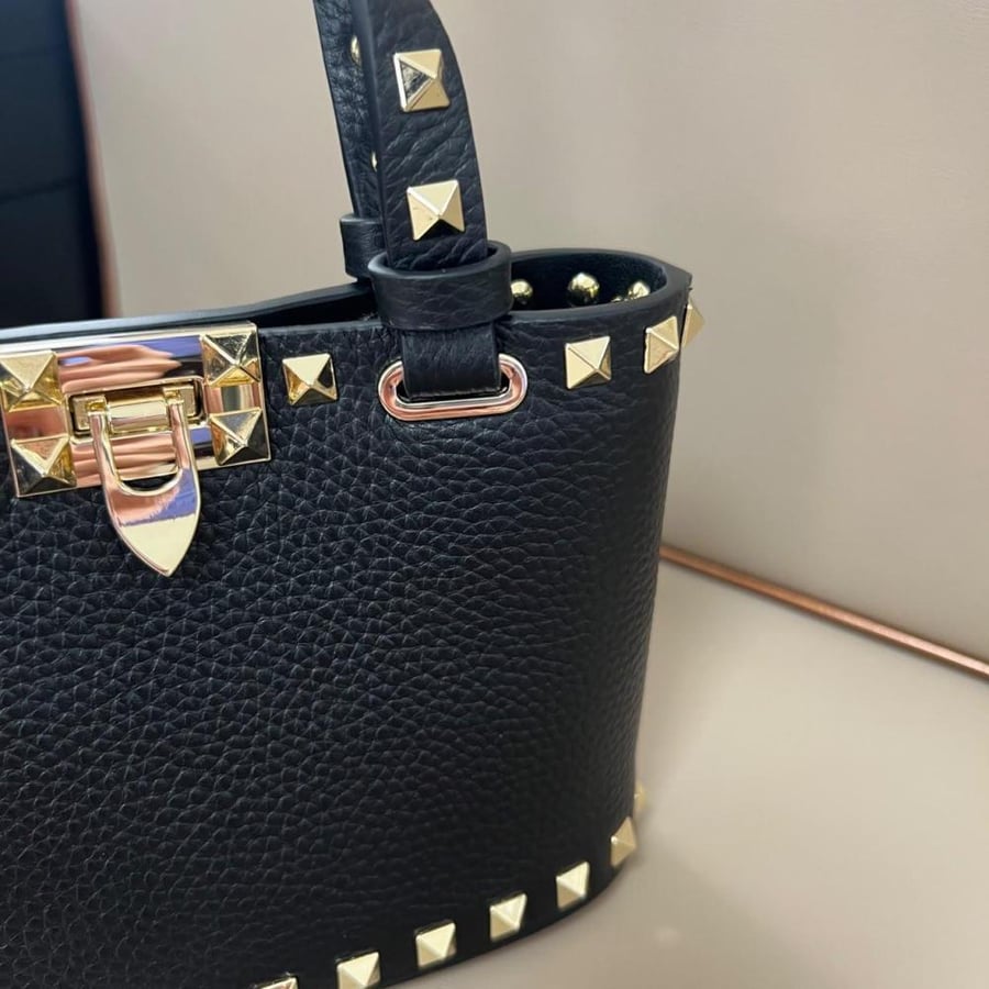 حقيبة Valentino 18cm سوداء بتفاصيل وتصميم بمسامير ذهبية