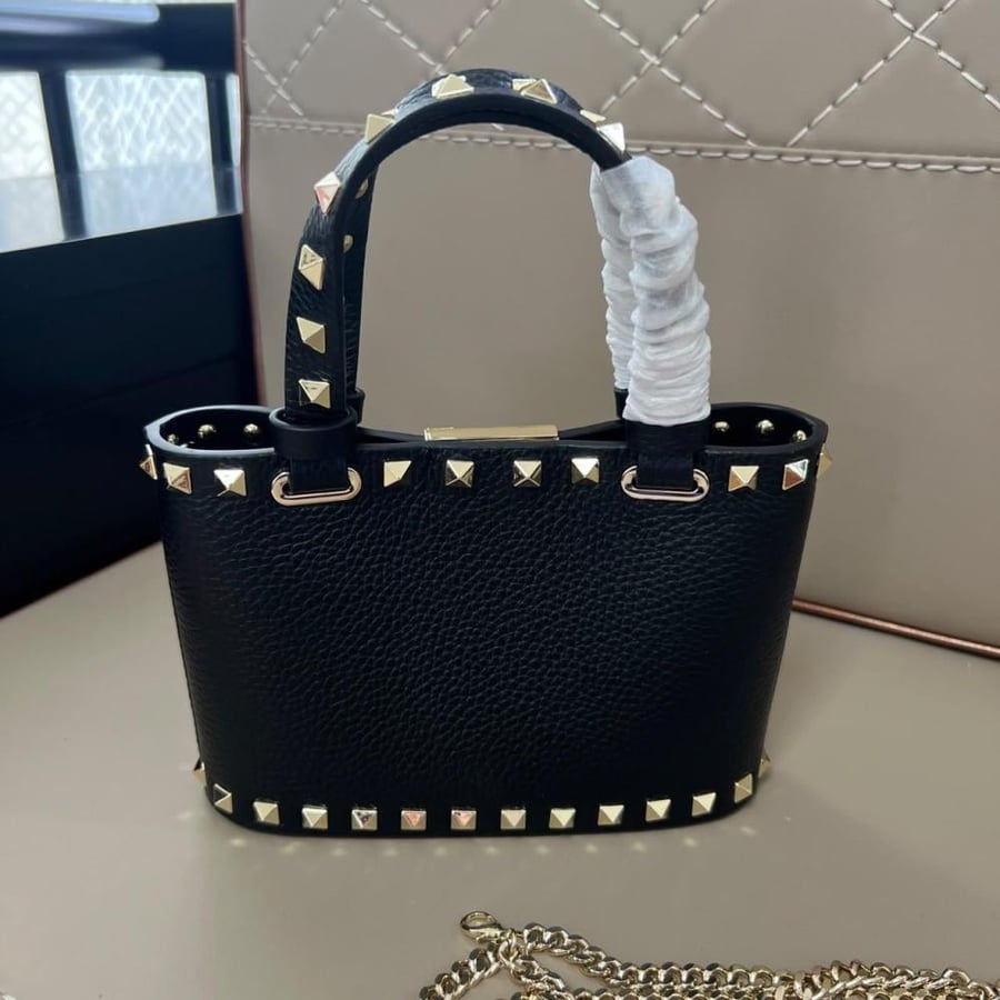 حقيبة Valentino 18cm سوداء بتفاصيل مسامير ذهبية وحواف مزخرفة