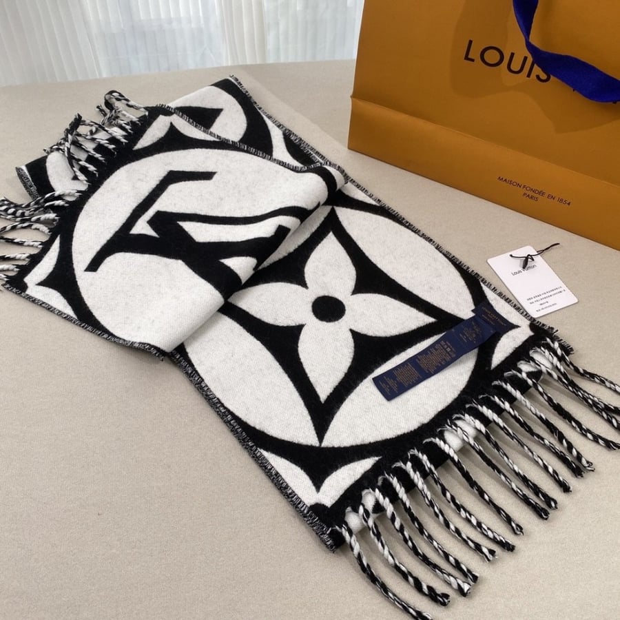 Lv scarf