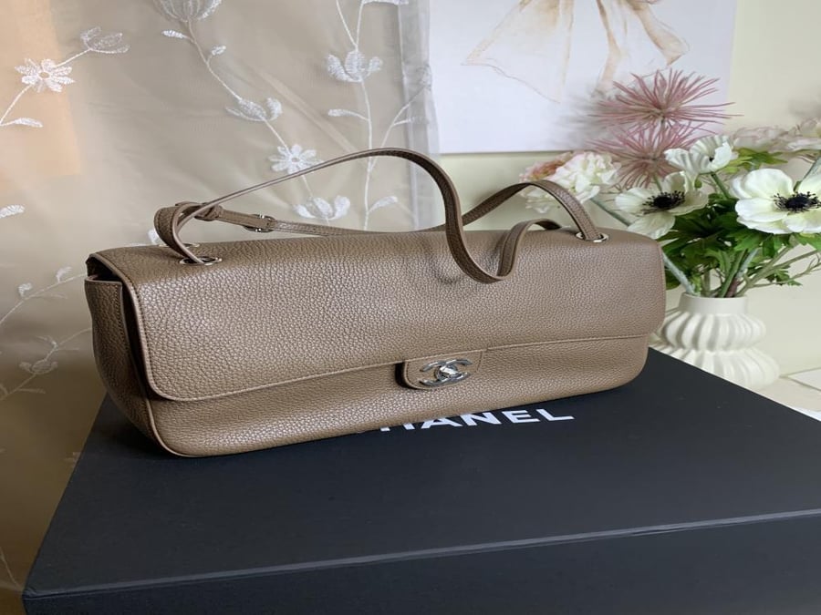 حقيبة Chanel جلدية أنيقة بلون بني