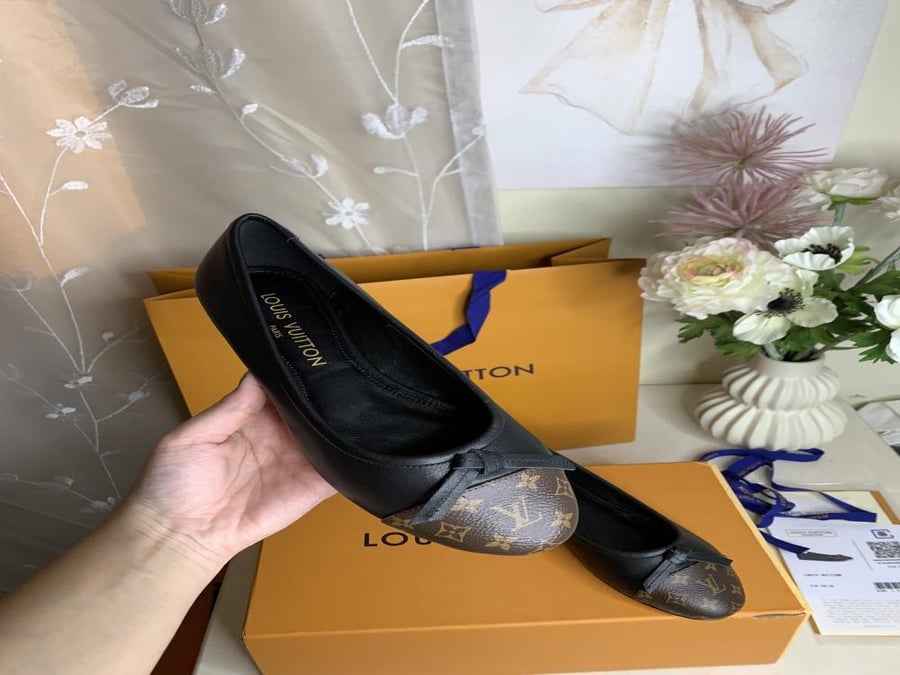 حذاء Lv 38 أسود بمقدمة منقوشة