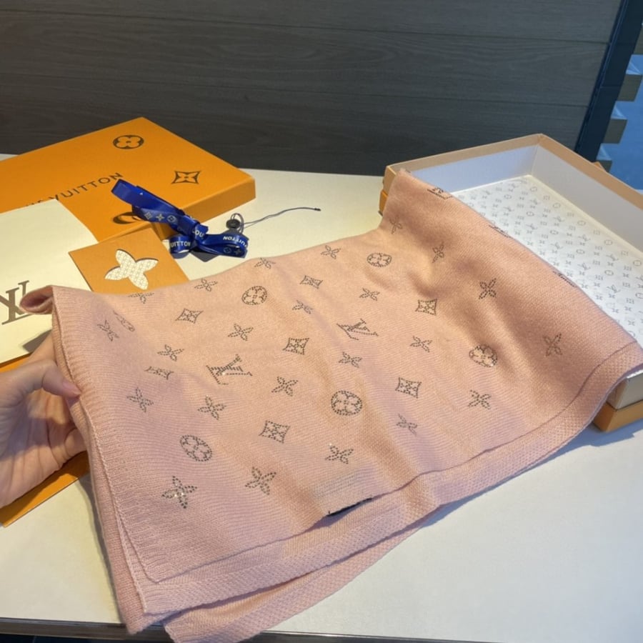 Lv scarf