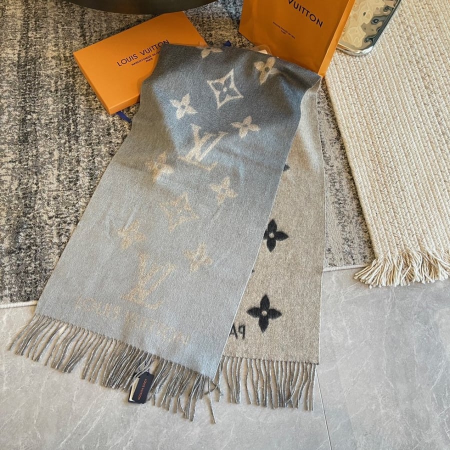 Lv scarf