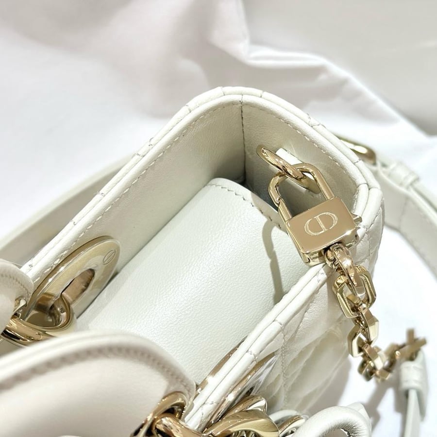 حقيبة Dior 22cm بيضاء بقفل ذهبي وشعار CD