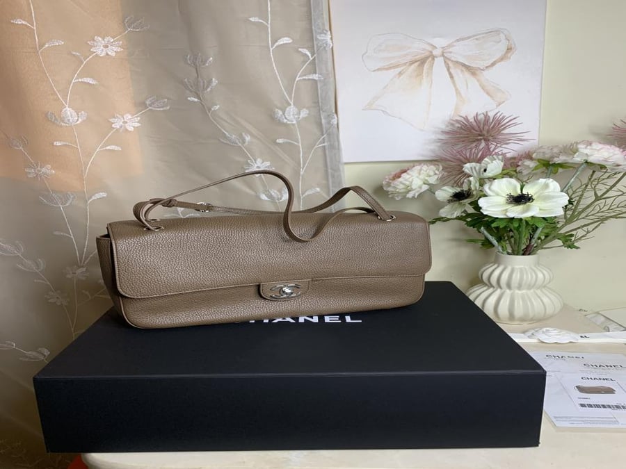 حقيبة Chanel على علبة سوداء