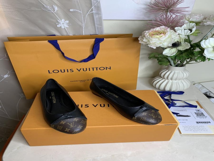 حذاء نسائي Lv 38 أسود مع مقدمة بنقشة المونوغرام