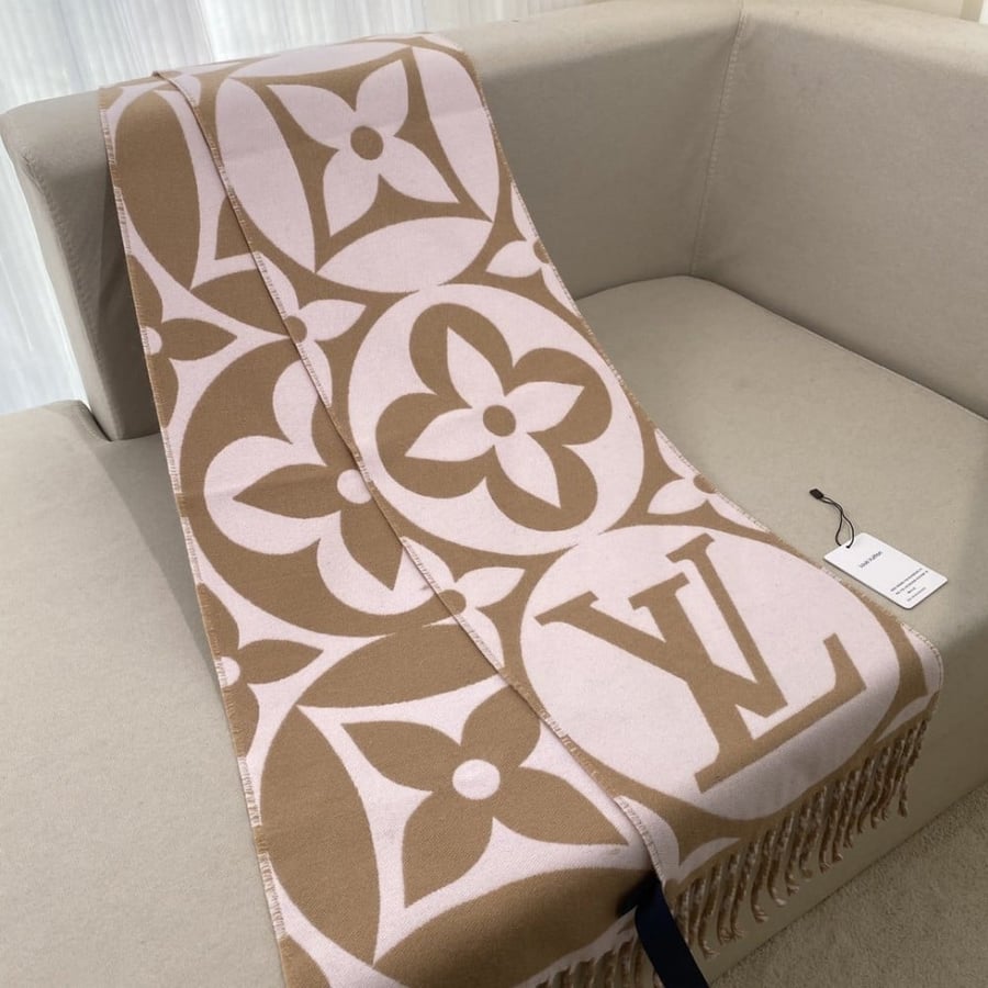 Lv scarf