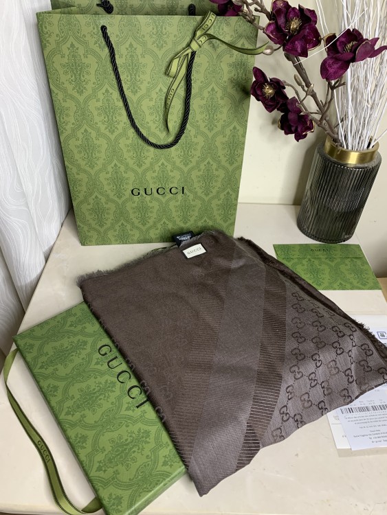 Gucci scarf brown