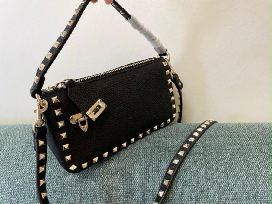 حقيبة Valentino 19cm سوداء مرصعة بتفاصيل ذهبية