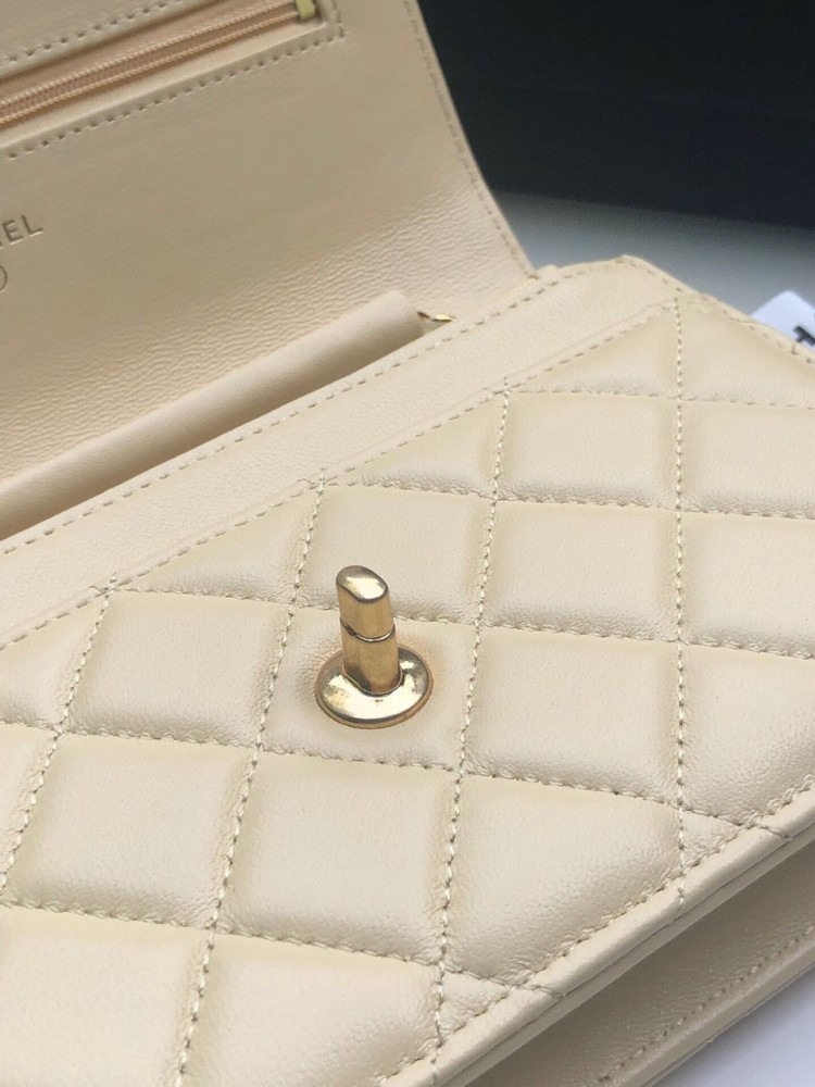 Chanel 19cm