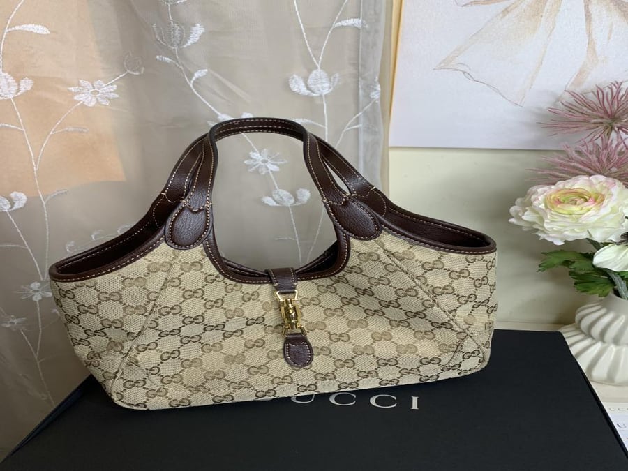 حقيبة Gucci 35cm بتصميم يد علوية وقفل معدني ذهبي