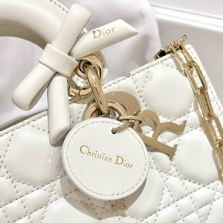 حقيبة Dior 22cm بيضاء بتصميم مبطن وتفاصيل ذهبية