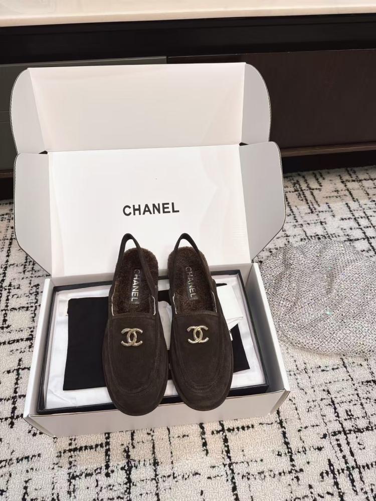 حذاء Chanel flat داخل صندوق العلامة التجارية