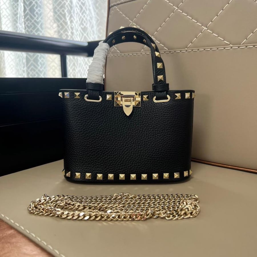 حقيبة Valentino 18cm سوداء بتفاصيل معدنية ذهبية وسلسلة