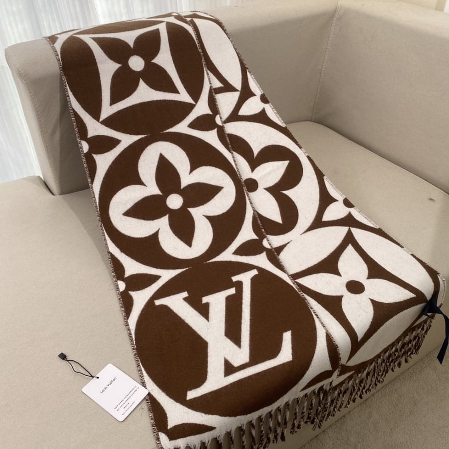 Lv scarf