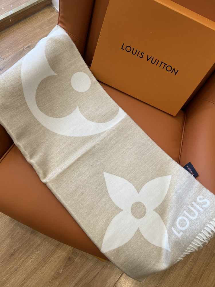 Lv scarf