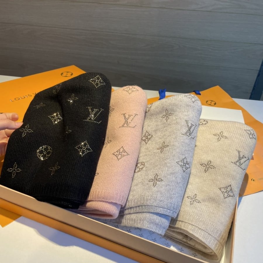 Lv scarf
