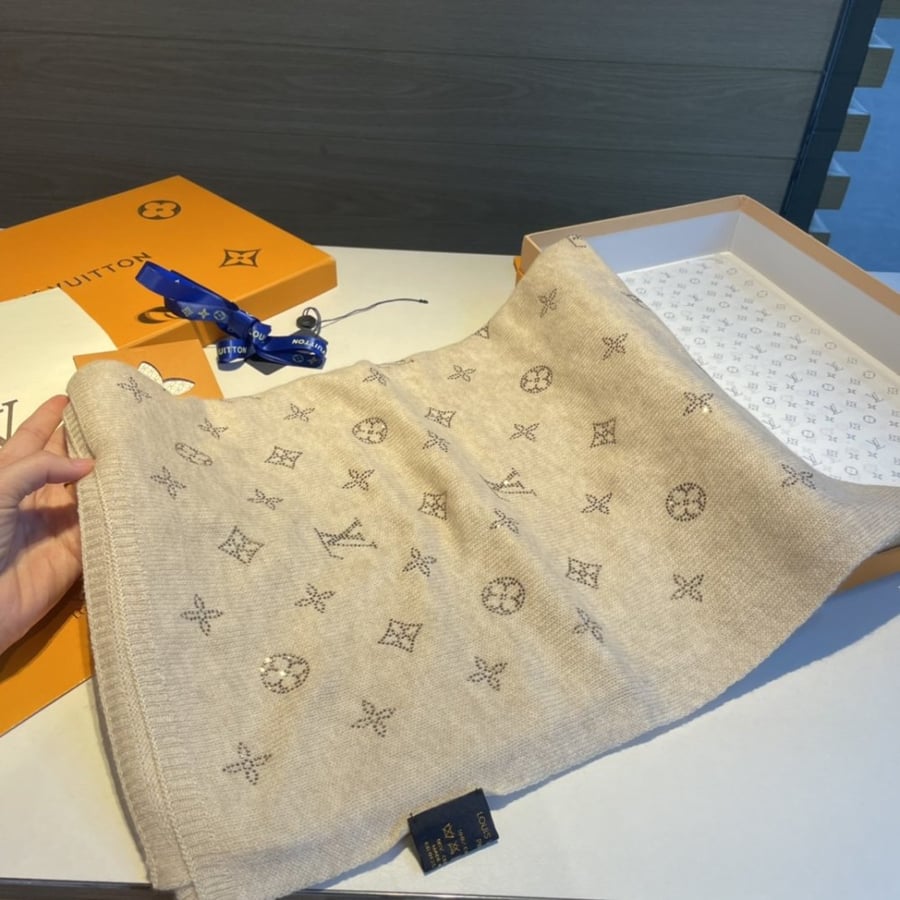 Lv scarf
