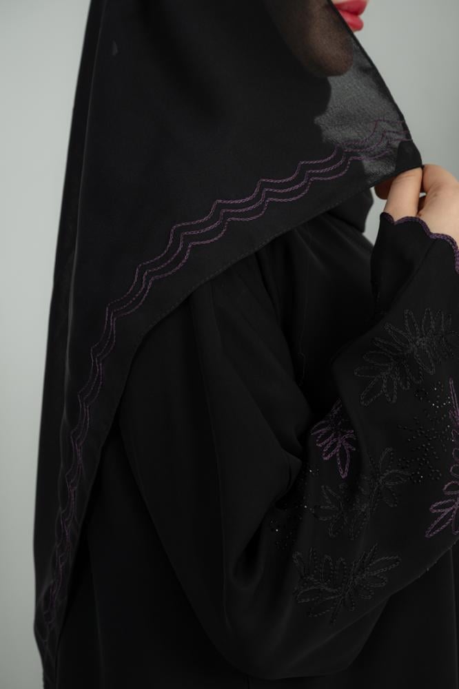 عبايه نواعم مع تطريز ف الاكمام باللون الموف والاسود