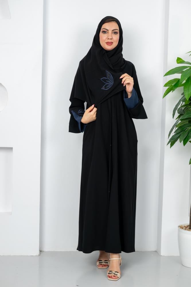 عباية سوداء اكمام مطرزه وكسرة من الخلف