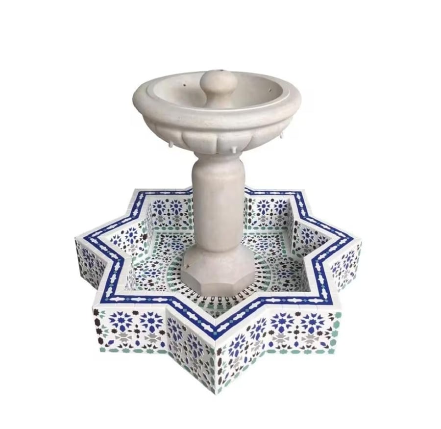 نافورة بطراز أندلسي مزودة بحوض.