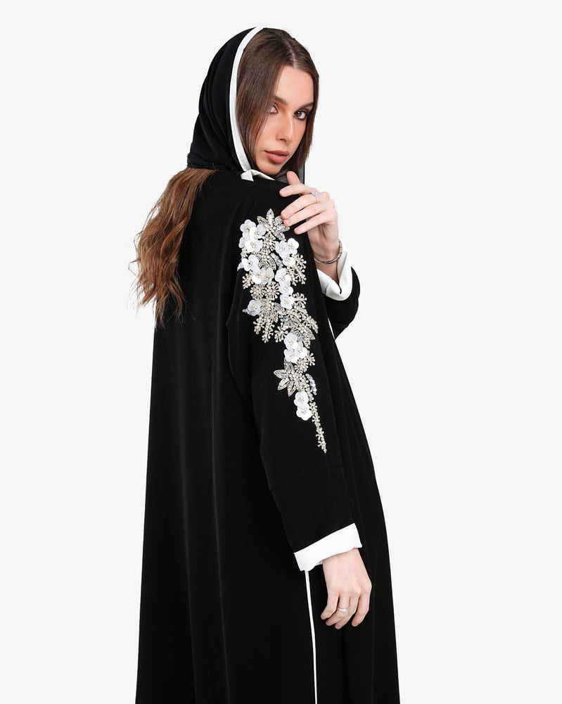 L020- عباية A-Cut مطرزة