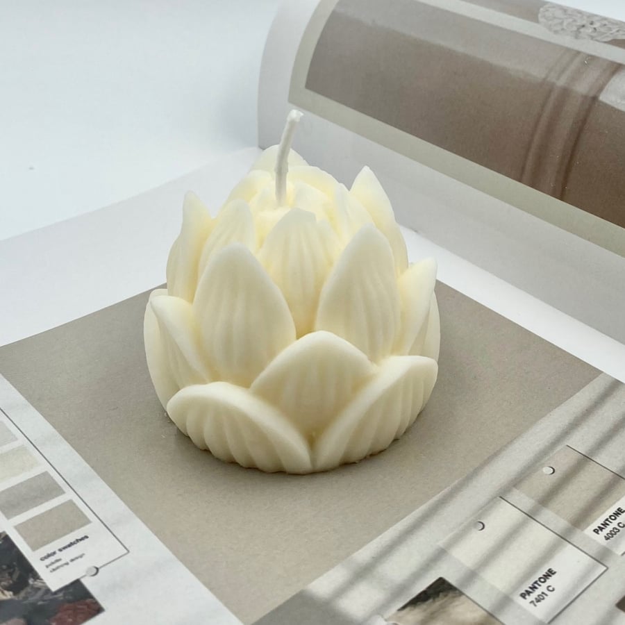 Scented Nile flower candle