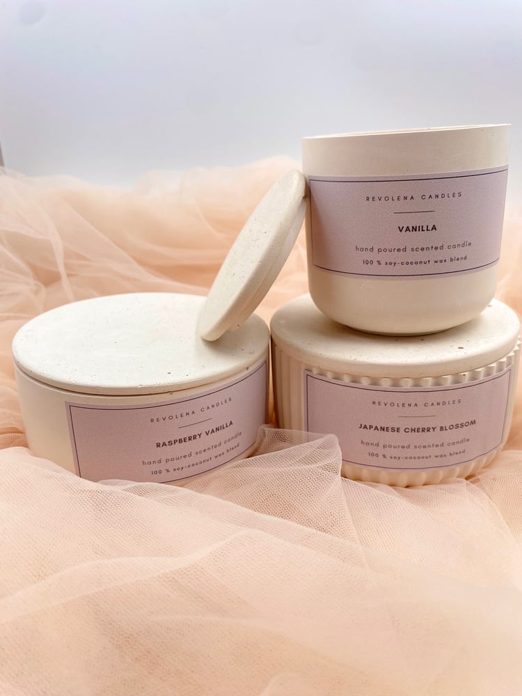 شمعة معطرة بثلاث فتائل