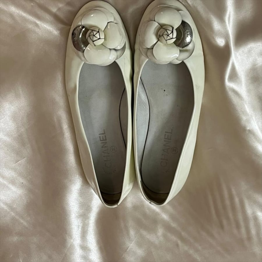 Chanel Off-White Patent Leather Camellia Ballet Flats - Size 39.5