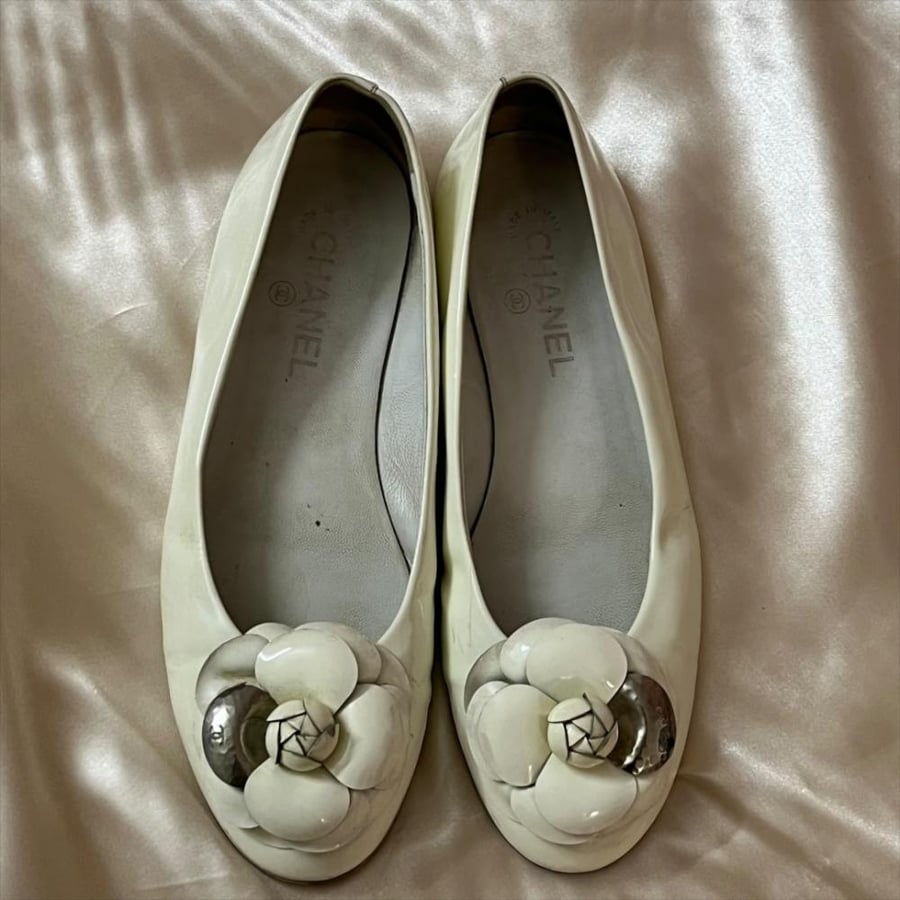 Chanel Off-White Patent Leather Camellia Ballet Flats - Size 39.5