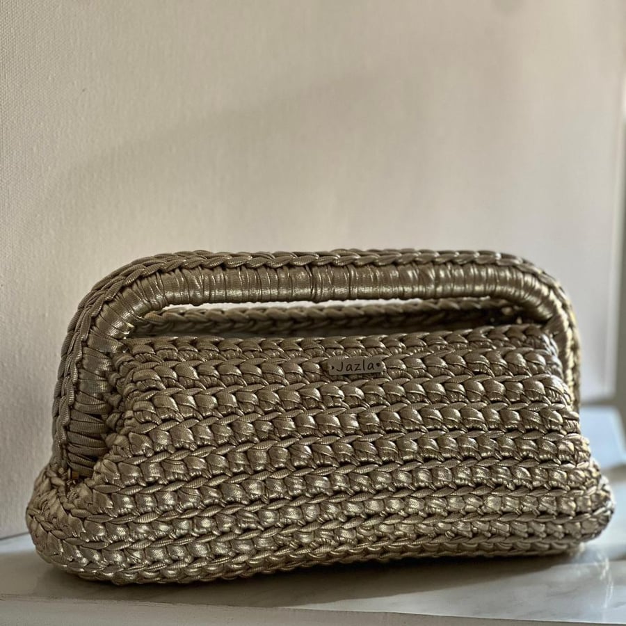 Aura clutch